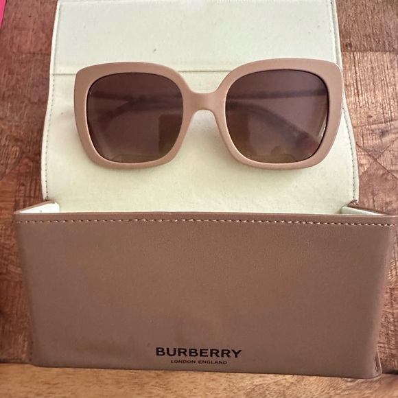 Burberry Carroll tan sunglasses - Picture 2 of 8